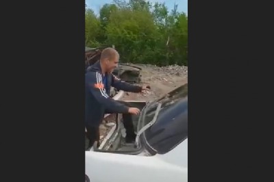 Nie powtarzaj tego w domu. Wystarczy, że Wołodia mistrz złomowiska zrobi to za Ciebie