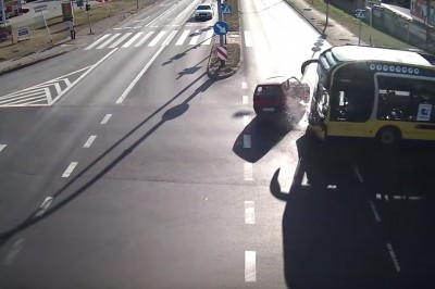 81-letni kierowca w Seicento wjechał wprost pod autobus i dachował - Kalisz