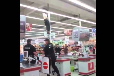 Kaskader w Kauflandzie wlazł na kasę. Musiała ściągać go policja - Racibórz 