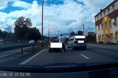 Zajechanie, próba walki i wjazd w drzwi. Tak się bawią polscy kierowcy na drodze