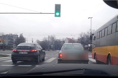 Mati roztrzaskał Audi 80, bo nie ogarnął mocy. Tak się skończyła popisowa jazda na łuku