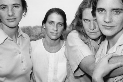 4 siostry robią sobie jedną fotografię co roku razem. Ostatnie zdjęcie da Ci dużo do myślenia