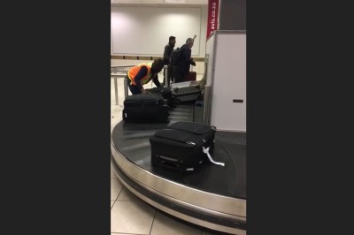 Ten Pan na lotnisku powinien dostać podwyżkę. Tak się powinno traktować bagaże podróżnych