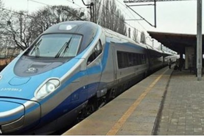 Z dwójką małych dzieci wsiadła do pendolino. Kiedy pociąg ruszył, ona ze łzami w oczach pobiegła do obsługi