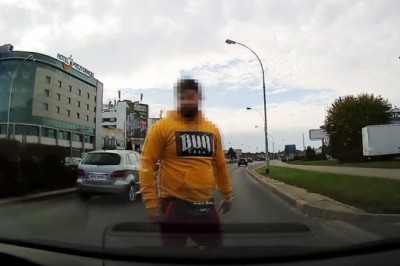 Rowerzysta kopnął w auto, bo nie spodobał mu się sposób jazdy kierowcy auta