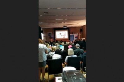 Dyrektorowi szpitala na prezentacji włączył się film dla dorosłych :D