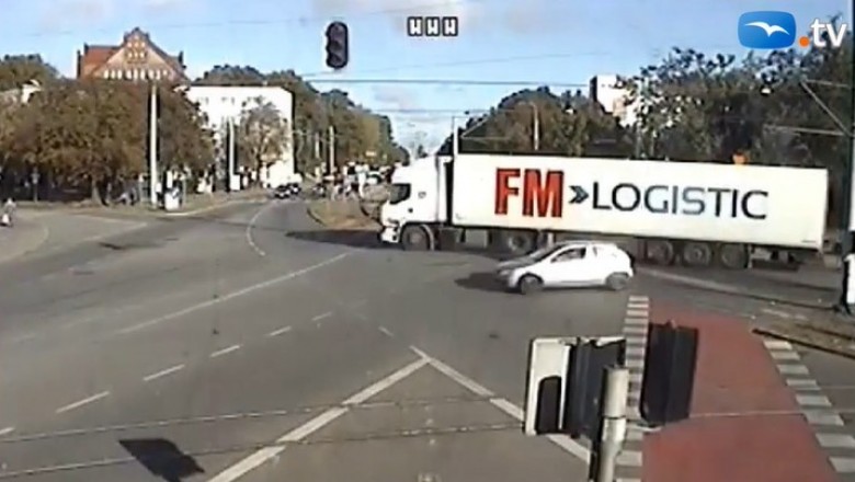 Nagranie z wypadku TIRa w Trójmieście. Kierowca myślał, że się tam zmieści