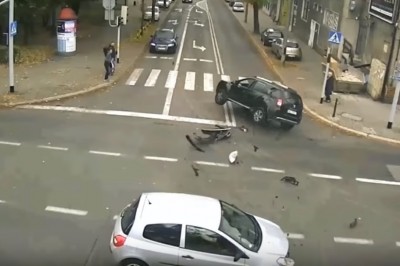 Nagranie z dachowania Dacii na skrzyżowaniu w Gliwicach. Efekt jazdy na „późnym żółtym”