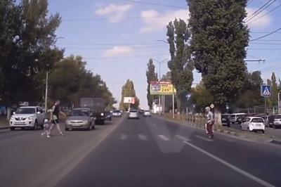 Tak się właśnie kończy przechodzenie przez ulicę na „ślepo”