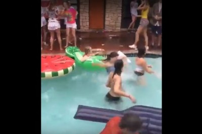 Dziewczyna rozwaliła system na basenowej imprezie. Jej mina mówi wszystko :D