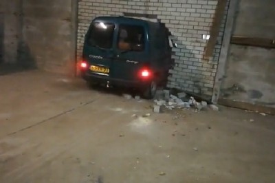 Ja nie przejadę? To patrz na to. Typ w Citroenie kontra ściana z cegieł