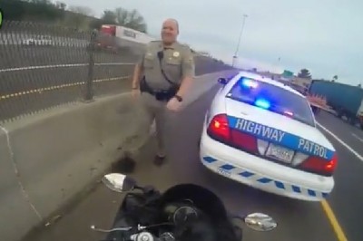 Wyluzowany policjant kontra motocyklista jadący w korku. Myślał, że dostanie mandat