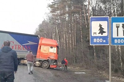 Dwóch totalnie pijanych kierowców polskiej firmy zatrzymuje TIRa na autostradzie