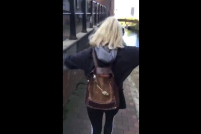 Skoczna blondyna i jej sztuczka nad kanałem w Holandii