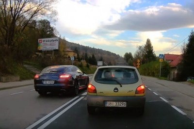 Korki są dla frajerów i biedaków? Popis chamskiej jazdy Porsche na przejściu dla pieszych