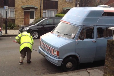 Myślisz, że widziałeś kiepskiego lakiernika? Ten przemalował auto wałkiem pod domem