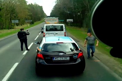 Napakowany kierowca szybko poskromił śmiecących typów. Tak się uczy kultury