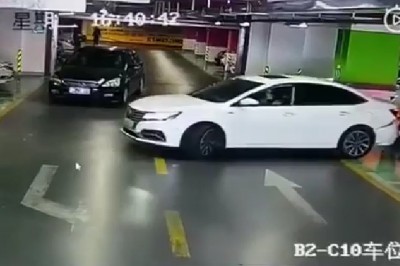 Kiedy kobieta nie ufa czujnikom parkowania to nie może się to dobrze skończyć