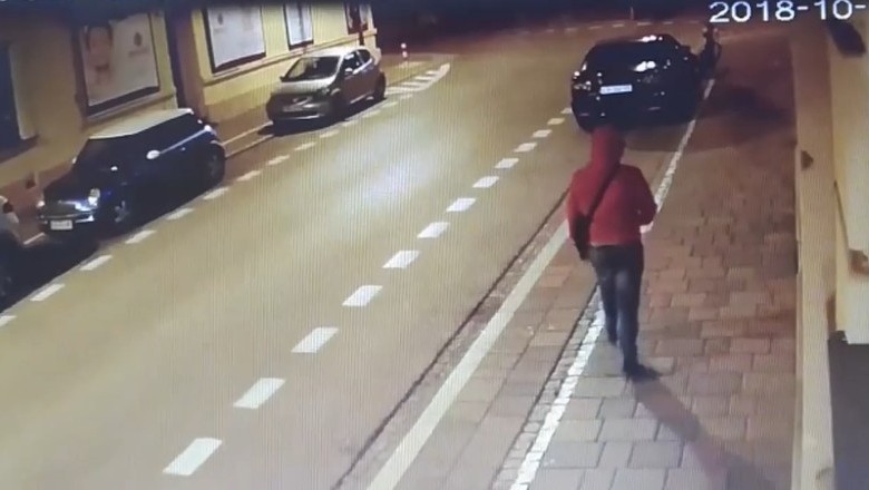 Uszkodził około 40 samochodów w Krakowie. Policja publikuje nagranie z monitoringu