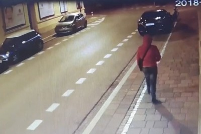 Uszkodził około 40 samochodów w Krakowie. Policja publikuje nagranie z monitoringu