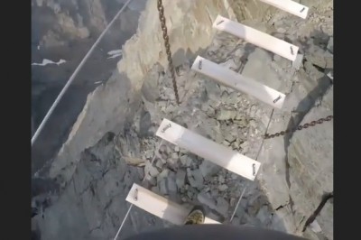 Masz lęk wysokości? To może lepiej tego nie oglądaj. Drewniany mostek w Kanadzie