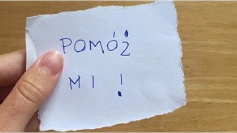 11-latka na koniec lekcji wręcza nauczycielce małą karteczkę. Napisała na niej dwa słowa