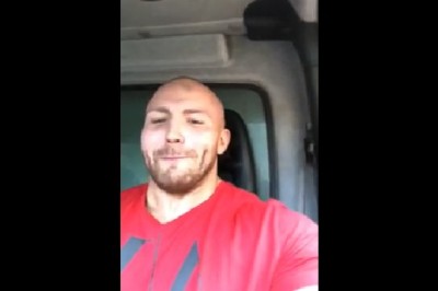 Tak się budzi pasażera busa, który nie ma zapiętych pasów. Kolega żartowniś