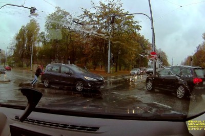 Zamiast trąbić i się wkurzać wyskoczył i pomógł. Wielki szacun za tą akcję na skrzyżowaniu