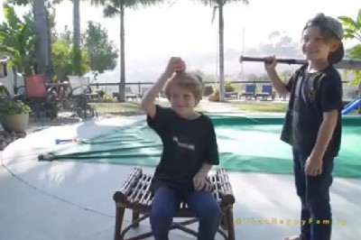 Młody pozamiatał z tym kijem baseballowym. Tatuś chyba chciał nagrać zabawny filmik