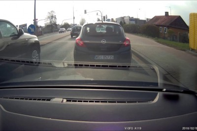 Seba z BMW wyskoczył na skrzyżowaniu z łapami do kierowcy Opla