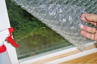 Okleiła okna folią bąbelkową przed nadejściem zimy. Jak zrozumiałam dlaczego, sama zrobiłam to samo