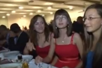 Trzy młode dziewczyny zaskoczyły gości i kamerzystę. Tak się składa życzenia na polskim weselu