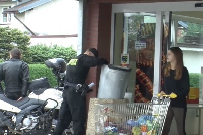 Alarm bombowy w Biedronce, a klienci robią zakupy. Nietypowe nagranie z „ewakuacji”?