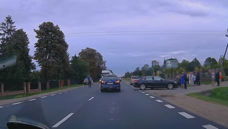 Wyprzedzanie korka motocyklem zakończone wjechaniem w auto weselników