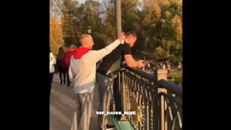Koksu się wkurzył i przerzucił ziomka przez barierki do wody. Nieudany żart z trąbką