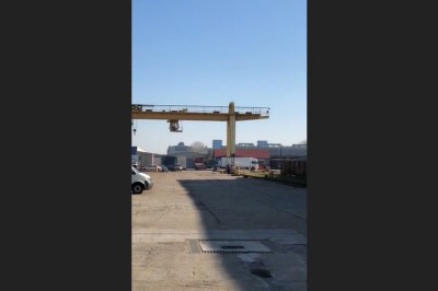 Edek z Gienkiem to mistrzowie rozbiórki. Tak położyli suwnicę między autami