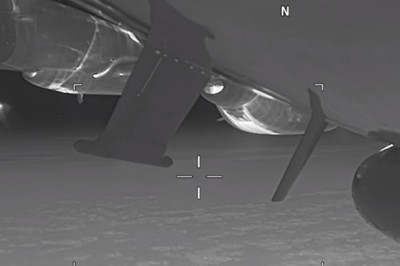 Rosyjski myśliwiec wywołuje turbulencje przelatując obok amerykańskiego samolotu