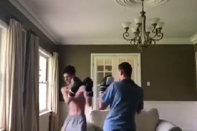 Szybki bokserski sparing z bratem w pokoju. Finału oczywiście nie przewidzieli