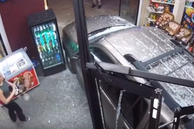 Chyba chciała być pierwsza w kolejce do kasy. Nietypowe zakupy w markecie