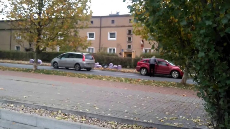 Holowanie auta tyłem w Szczecinie. Dwóch mistrzów daje popis fantazji na drodze