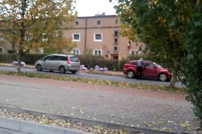 Holowanie auta tyłem w Szczecinie. Dwóch mistrzów daje popis fantazji na drodze 