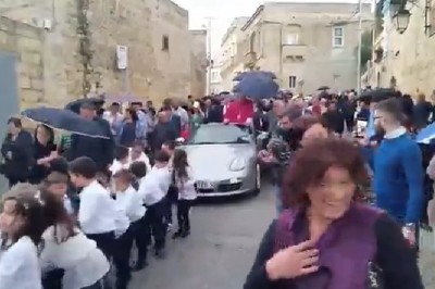 Dzieciaki na Malcie holowały Porsche Boxtera. Najdziwniejsza procesja jaką widziałem