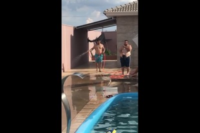 Konkretna czołówka z autem na basenie. Takiego przypadku jeszcze nie było