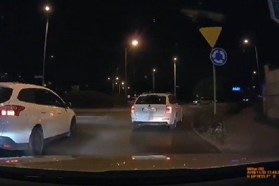 Rozbiła auto podczas dyskusji z innym kierowcą. To dopiero pech