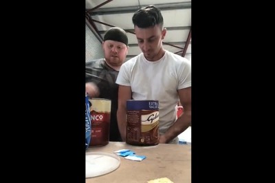 Ej Ziom weź to powąchaj, bo jakoś dziwnie śmierdzi. Tak się wkręca świeżaka w robocie