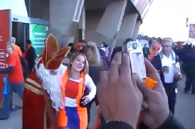 Dziewczyna w krótkiej spódniczce i jej szybka sesja fotograficzna