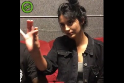 Oglądanie tej sztuczki może być wręcz bolesne. Dziewczyna chwali się swoją dziwna umiejętność