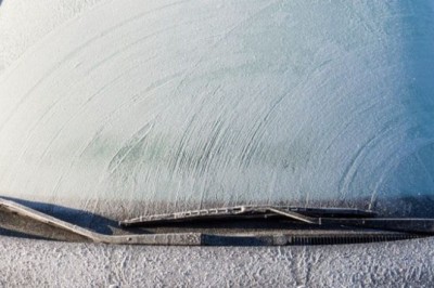 Trzy szybkie i łatwe sposoby na zamarznięte szyby w aucie. Koniec porannych kłopotów