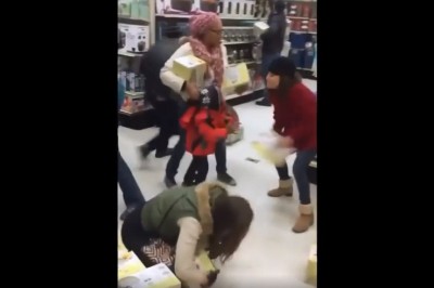 Wyrwała dziecku zabawkę podczas piątkowych promocji. Szczyt bezczelności?