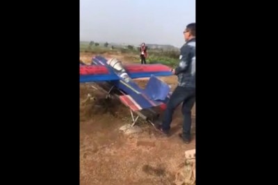 Kura ze spadochronem wystrzelona zdalnie sterowanym samolotem. Poniosło ich